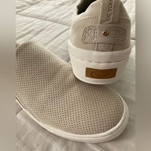 ⬇️🔅Tan slip on sneakers. Comfortable